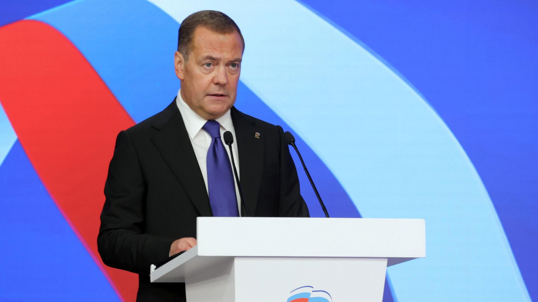 Медведев возглавил комиссию по комплектованию ВС России контрактниками в Совбезе