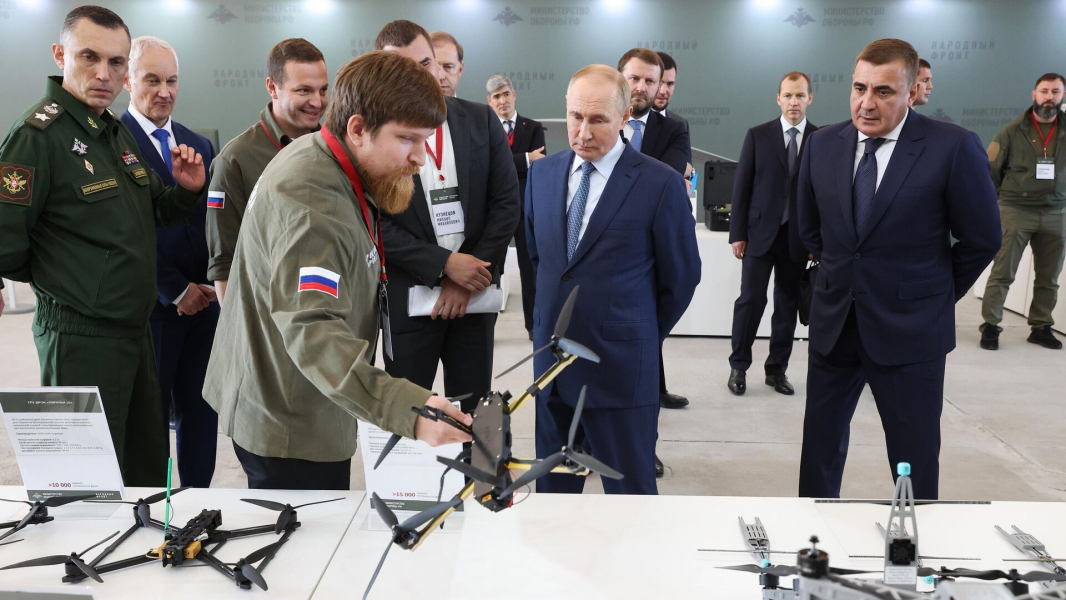 Путин отметил заслуги специалистов народного ОПК, представителей бизнеса Путин отметил заслуги специалистов народного ОПК, представителей бизнеса