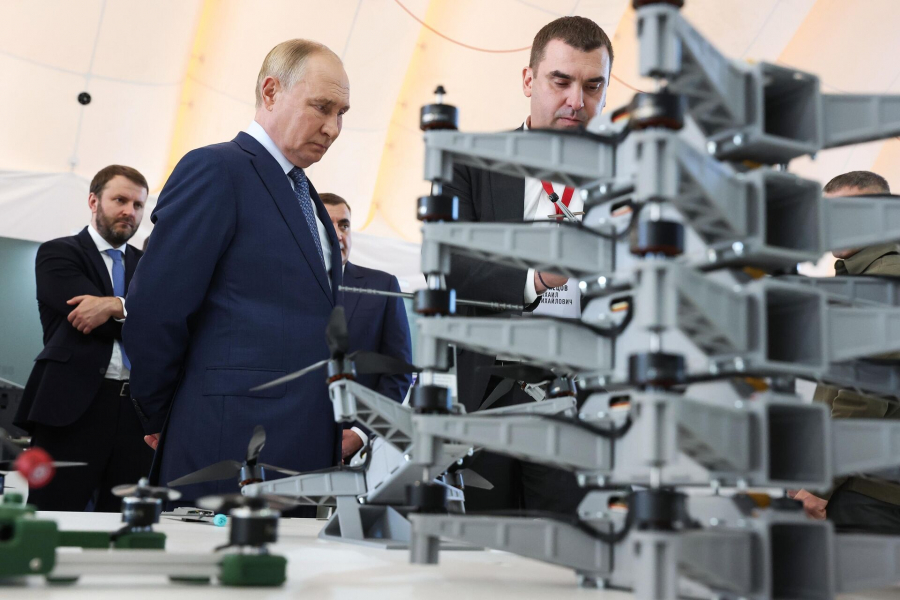 Путин приехал на площадку «СТЦ», где производят БПЛА и комплексы РЭБ