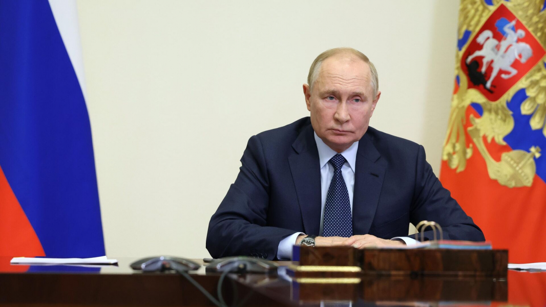 Путин осмотрел образцы беспилотников на площадке "СТЦ" в Петербурге Путин осмотрел образцы беспилотников на площадке "СТЦ" в Петербурге
