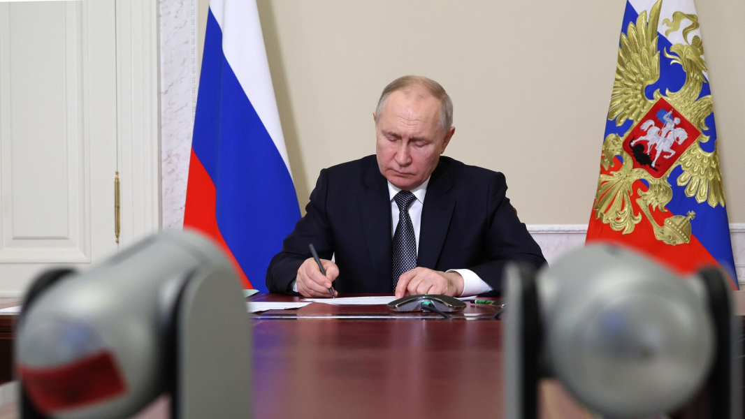Путин за героизм присвоил наименование "гвардейская" двум подразделениям ВС РФ Путин за героизм присвоил наименование "гвардейская" двум подразделениям ВС РФ