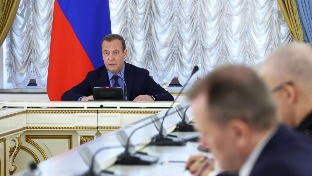 Медведев провел совещание по вопросам комплектования ВС РФ контрактниками