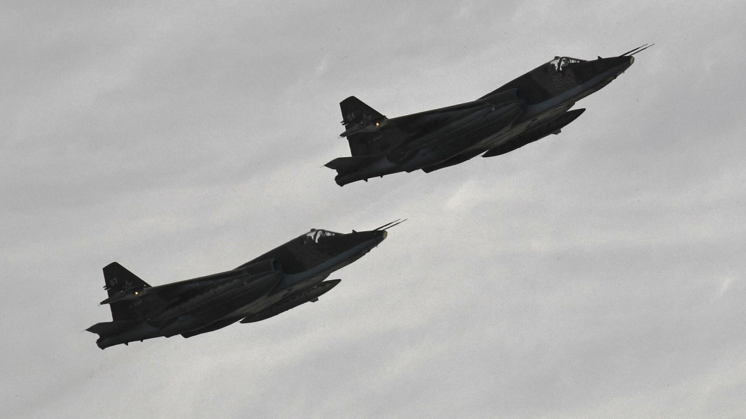 Самолеты Су-25 нанесли удары по ВСУ и технике в курском приграничье