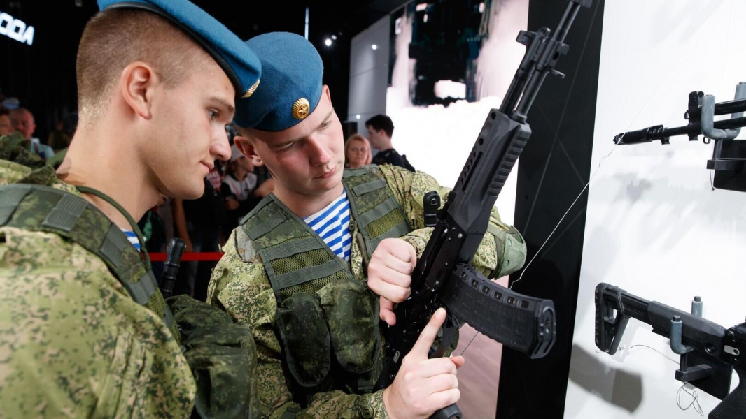 "Калашников" представил улучшенный автомат АК-12 на выставке "Интерполитех-2024" "Калашников" представил улучшенный автомат АК-12 на выставке "Интерполитех-2024"