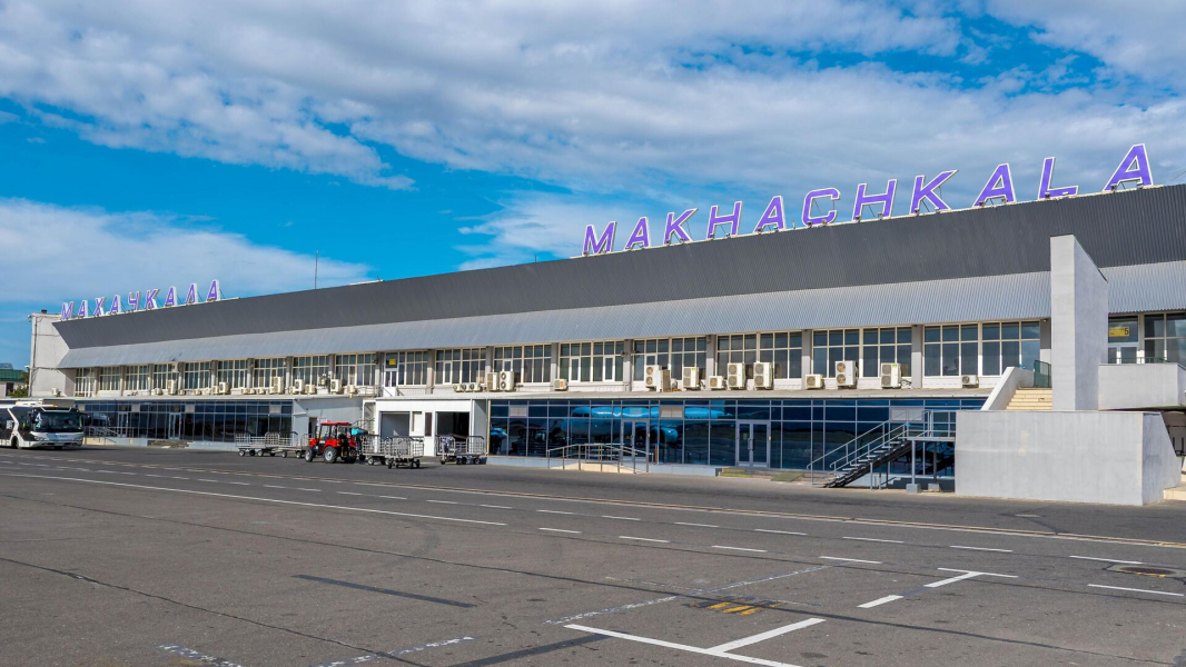 В аэропорту Махачкалы отменили план «Ковер» после угрозы атаки беспилотников