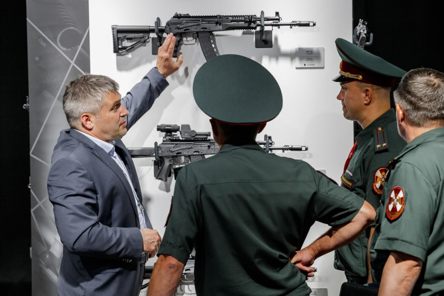 "Калашников" представил улучшенный автомат АК-12 на выставке "Интерполитех-2024" "Калашников" представил улучшенный автомат АК-12 на выставке "Интерполитех-2024"