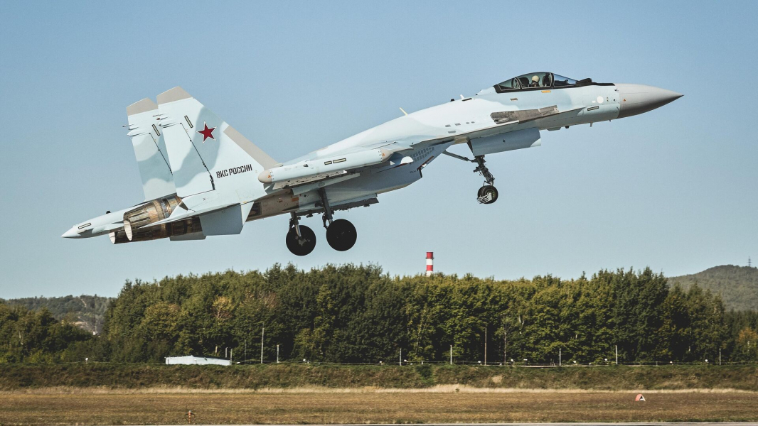 Истребители Су-35С выполнили прикрытие экипажей ВКС в Курском приграничье