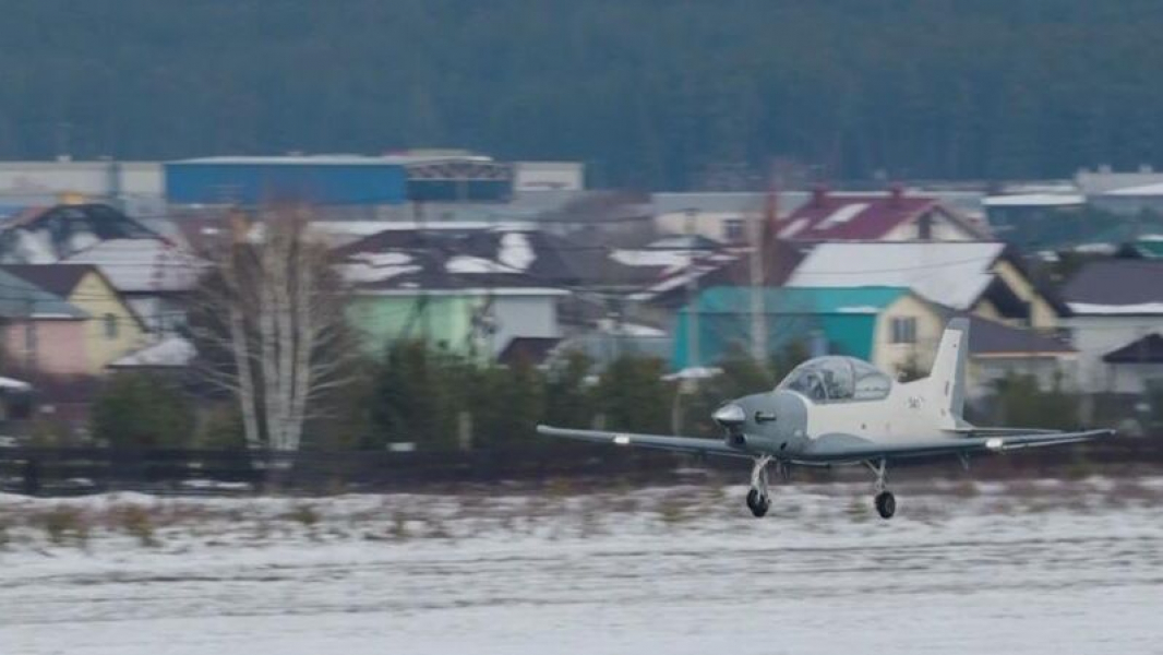 Первые учебно-тренировочные самолеты УТС-800 передали Минобороны России