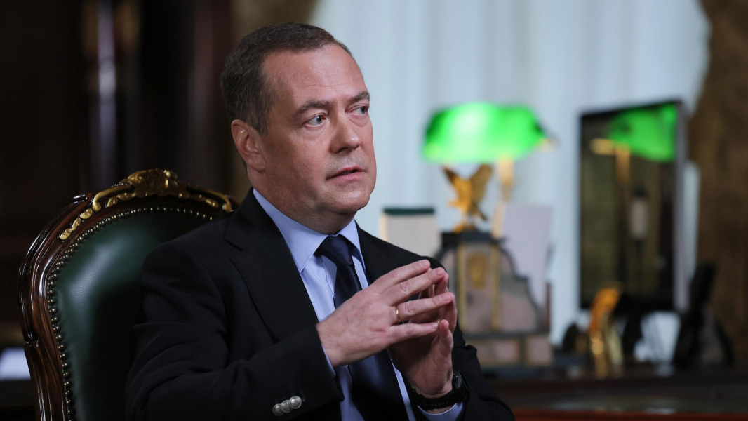 Медведев: в 2024 контракт с МО РФ заключили около 450 тысяч человек Медведев: в 2024 контракт с МО РФ заключили около 450 тысяч человек