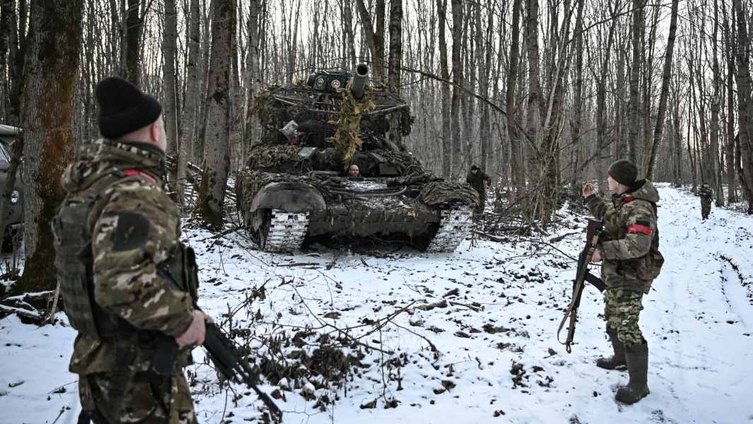 Российские бойцы вынуждены вывозить тела военных ВСУ из курского Свердликово