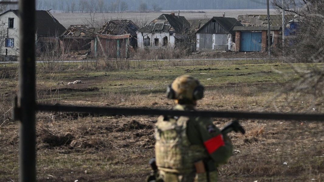 Минобороны показало кадры уничтожения боевиков ВСУ, бегущих из Курской области Минобороны показало кадры уничтожения боевиков ВСУ, бегущих из Курской области