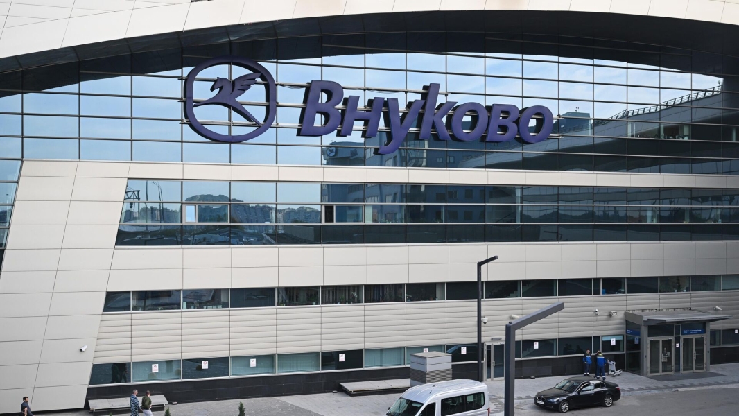 В аэропорту Внуково ввели ограничения на прием и выпуск самолетов В аэропорту Внуково ввели ограничения на прием и выпуск самолетов