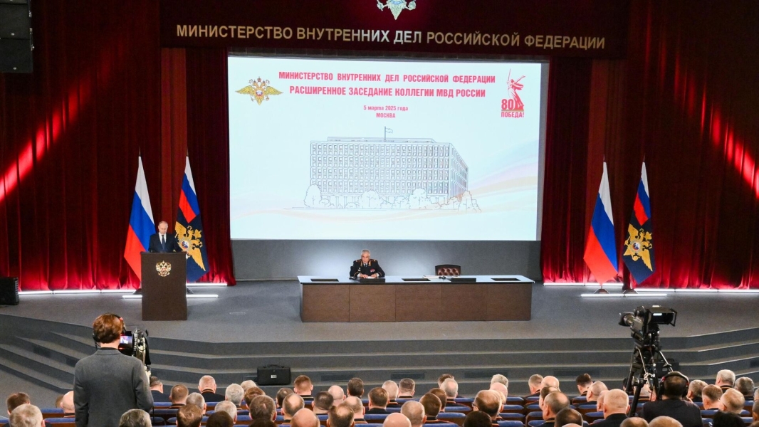 Путин на заседании коллегии МВД сообщил о снижении уличной преступности в России Путин на заседании коллегии МВД сообщил о снижении уличной преступности в России