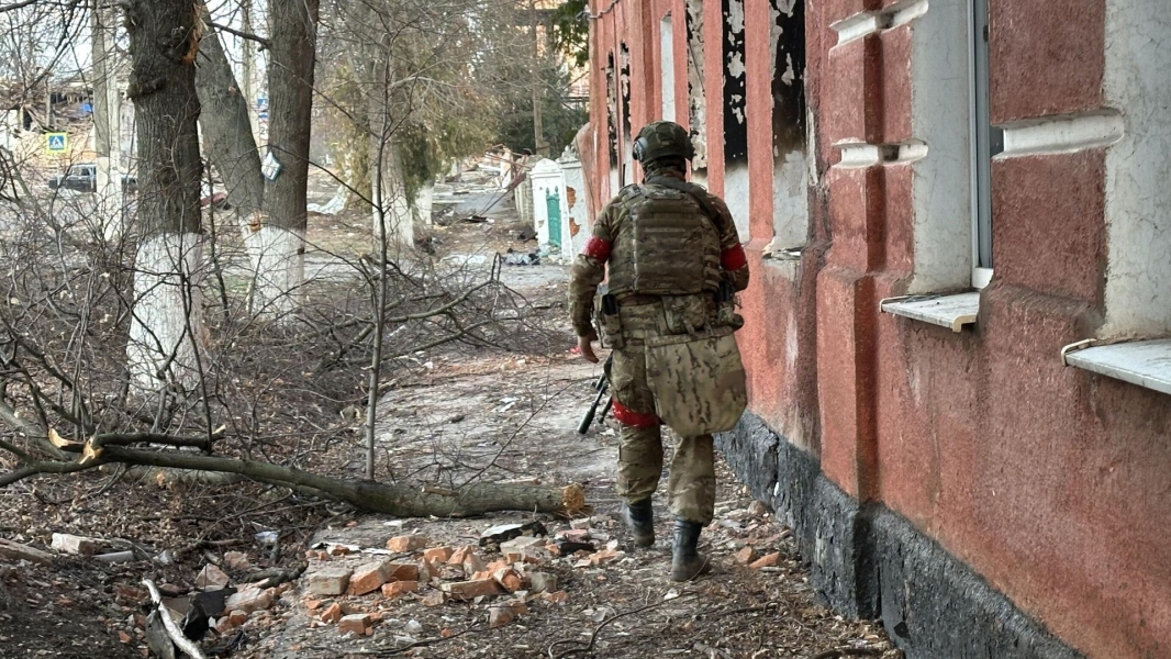 Бойцы добровольческого корпуса «Север» проехали часть пути по трубе на самокатах