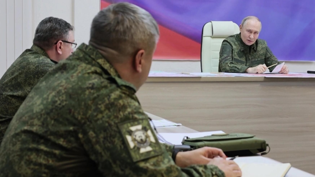 Песков: Путин счел необходимым надеть форму с камуфляжем в Курской области Песков: Путин счел необходимым надеть форму с камуфляжем в Курской области
