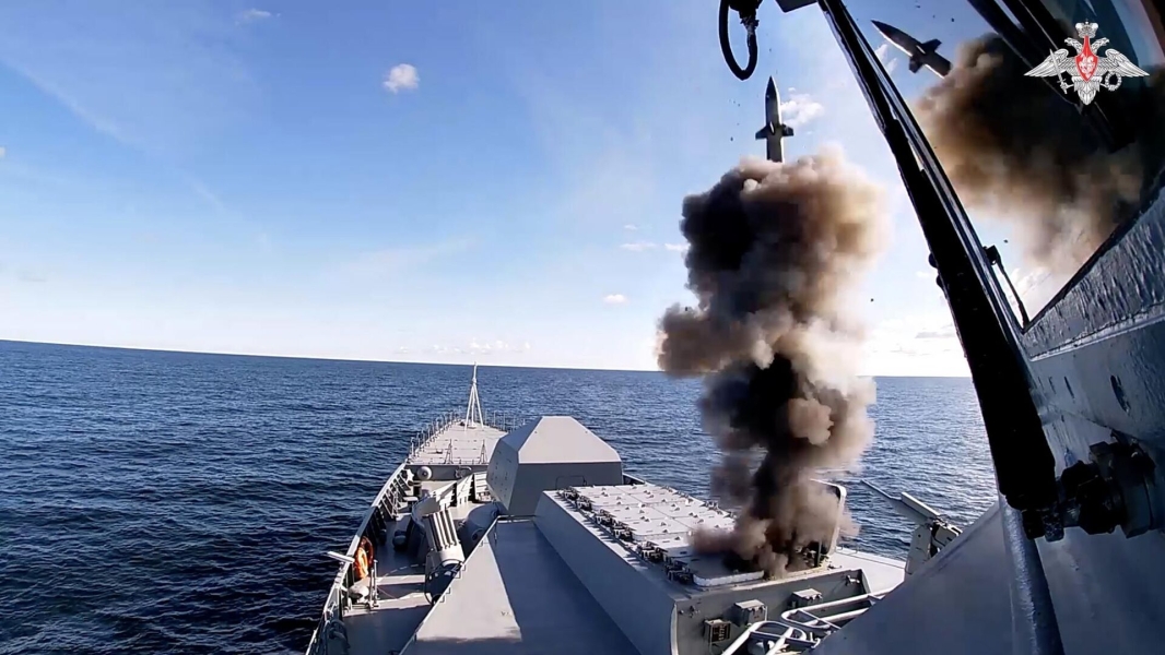 Отряд кораблей ВМФ провел учения с учебно-боевыми стрельбами в Балтийском море