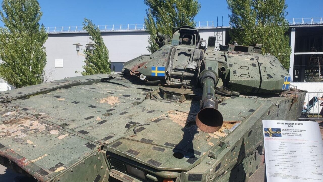 Во Владивостоке открылась выставка трофейной техники, захваченной морпехами ТОФ Во Владивостоке открылась выставка трофейной техники, захваченной морпехами ТОФ